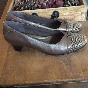 - Aravon by new balance women shous size 12 AA